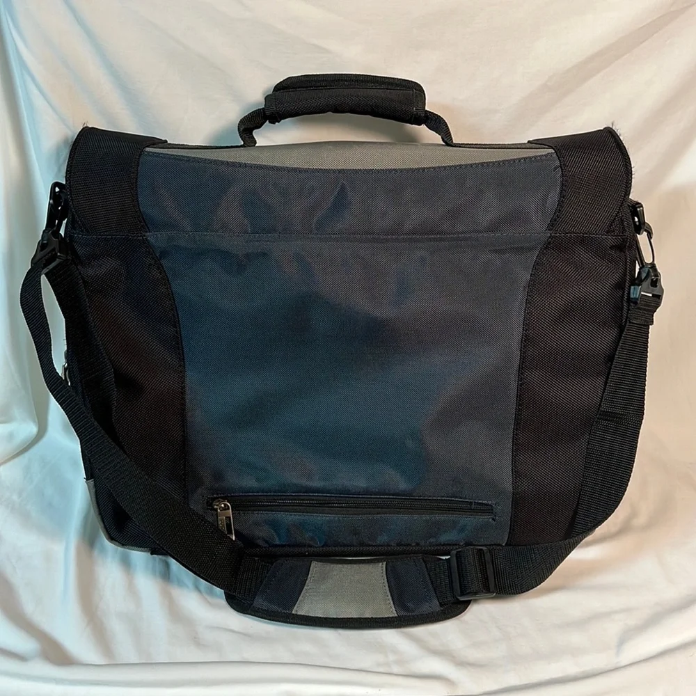 Solo Active 17 Inch Laptop Messenger Bag, Grey/Black